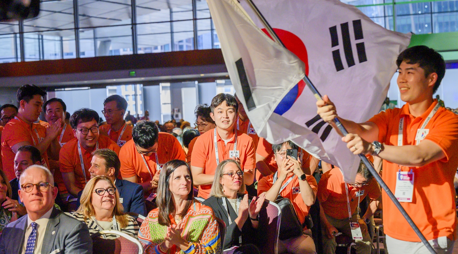 사진3. 미국 보스턴에서 개최된 2024년 세계신협 컨퍼런스에 한국신협 대표단이 참석해 태극기를 흔들고 있다.