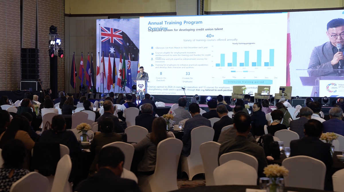 사진 2 사진2. 이상윤 신협중앙연수원장이 기조강연에서 한국 신협의 연수 인프라와 교육과정을 소개하고 있다