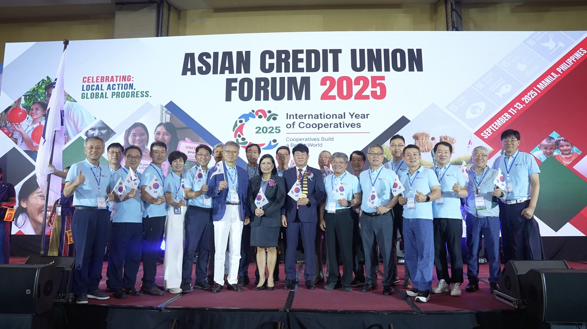 사진 4 사진4. 9월 11일 필리핀 마닐라에서 개막한 2025 아시아신협포럼에서 한국 신협 관계자들이 기념사진을 찍고 있다