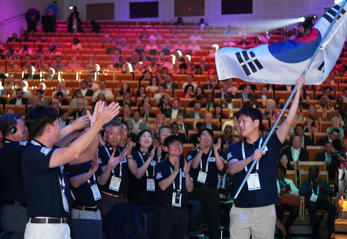 사진3 스웨덴 스톡홀름에서 개최된 2025년 세계신협 컨퍼런스 개막식에서 한국신협 대표단이 참석해 태극기를 흔들고 있다.