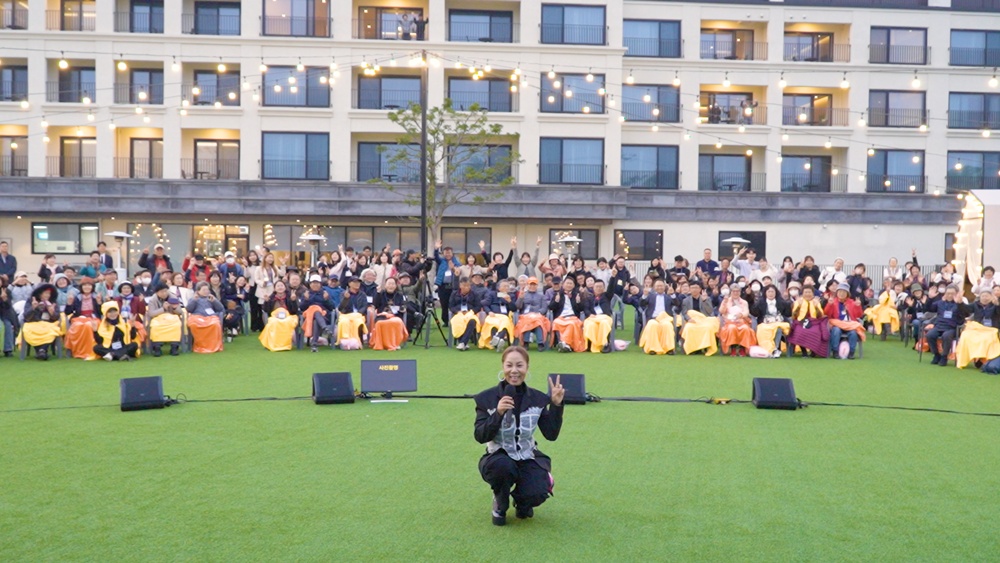 가수 인순이가 제주 음악회 참석자들과 함께 사진 찍고 있다.