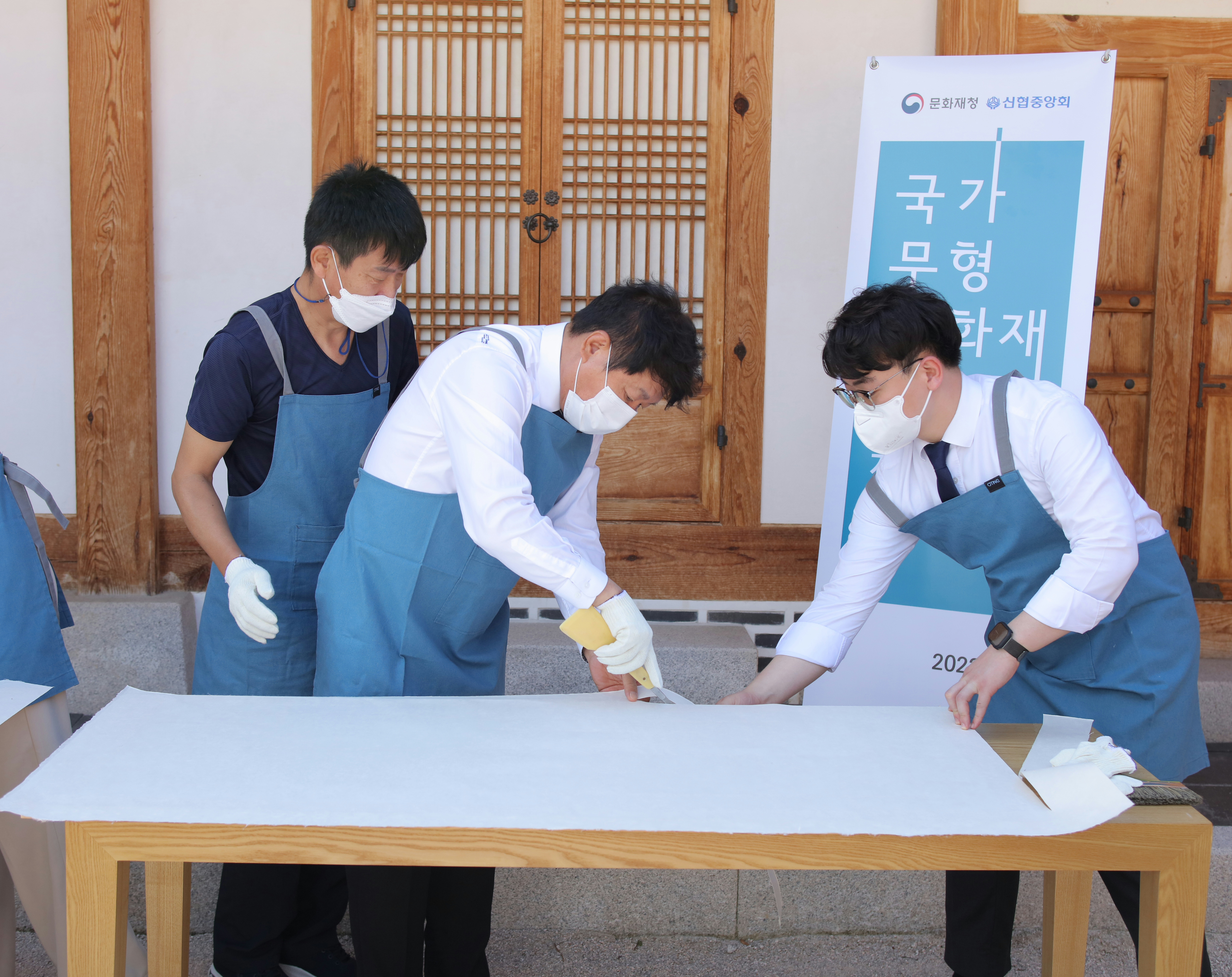 사진 사진1. 신협이 지원하는 「전국 고택 관람환경개선 전통한지 지원 사업」에 참여한 김윤식 신협중앙회장(가운데)과 전주한지협동조합 관계자가 전통 제조방식으로 한지를 제작하고 있다.